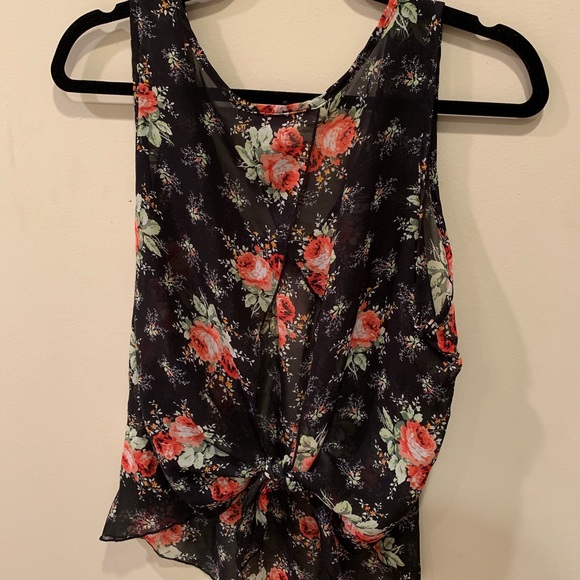 💙 Flowy Tie Back Tank w/ Floral Print - Picture 2 of 7